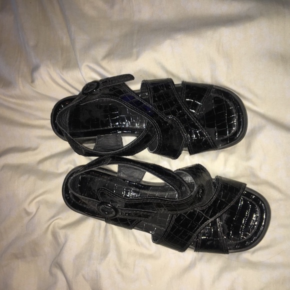 ⭐️ UO Patent Leather Strappy Heeled Sandal - Picture 3 of 4